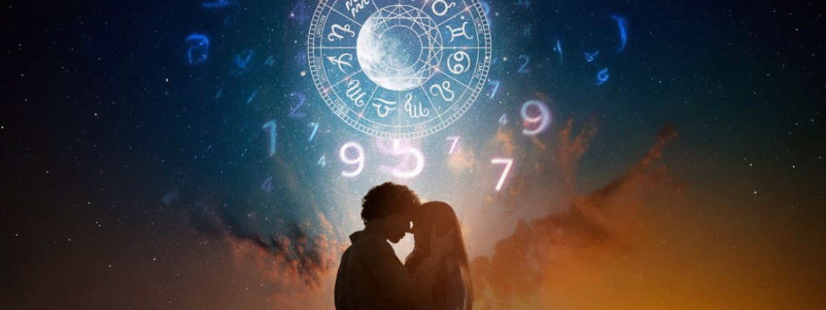 Pareja romantica con fondo cosmico numerológico