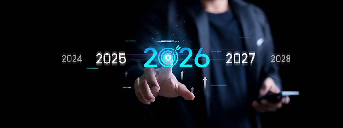 Empresario señalando el año 2026 iluminado en azul con flechas ascendentes sobre fondo oscuro, representando objetivos empresariales