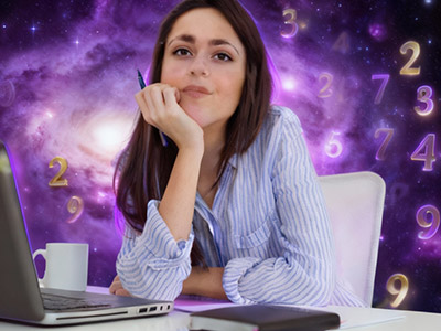 Mujer pensando sobre la importancia de la numerología a la hora de elegir el nombre de su empresa